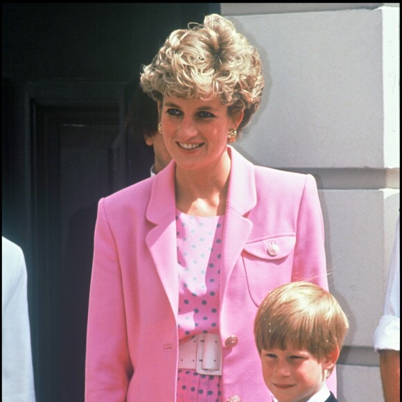 ARCHIVES - LA PRINCESSE DIANA D' ANGLETERRE ET LE PRINCE HARRY LORS DU 92 EME ANNIVERSAIRE DE LA REINE MERE ELIZABETH A WINDSOR EN 1992