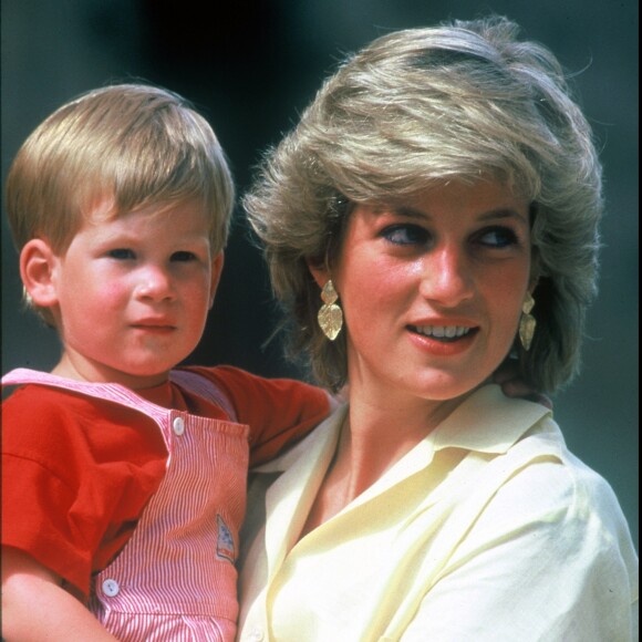 ARCHIVES - LA PRINCESSE LADY DIANA D' ANGLETERRE ET LE PRINCE HARRY A MAJORQUE EN 1987