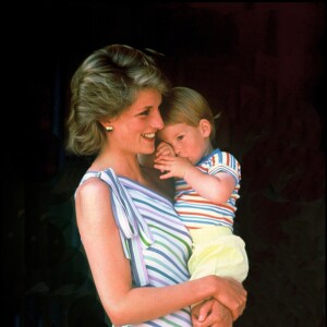 ARCHIVES - LA PRINCESSE LADY DIANA ET SON FILS LE PRINCE HARRY A PALMA DE MAJORQUE RECUS PAR LA FAMILLE ROYALE D' ESPAGNE EN 1986