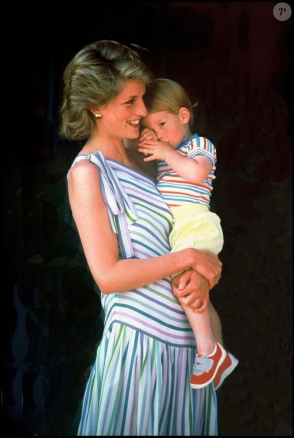 ARCHIVES - LA PRINCESSE LADY DIANA ET SON FILS LE PRINCE HARRY A PALMA DE MAJORQUE RECUS PAR LA FAMILLE ROYALE D' ESPAGNE EN 1986