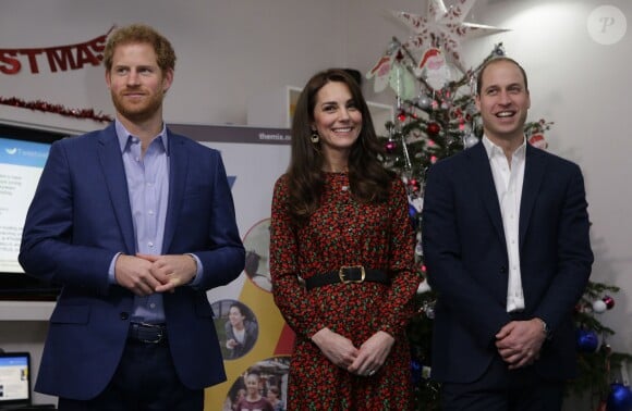 Le prince Harry, Catherine Kate Middleton, duchesse de Cambridge et le prince William, duc de Cambridge, à la réception de Noël de l'établissement "The Mix" à Londres le 19 décembre 2016.