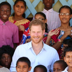 Le prince Harry visite le centre "Joshua House Children" en Guyane dans le cadre de son voyage aux Caraïbes à Georgetown le 4 décembre 2016