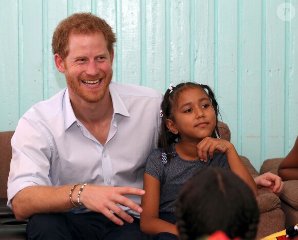 Le prince Harry visite le centre "Joshua House Children" en Guyane dans le cadre de son voyage aux Caraïbes à Georgetown le 4 décembre 2016