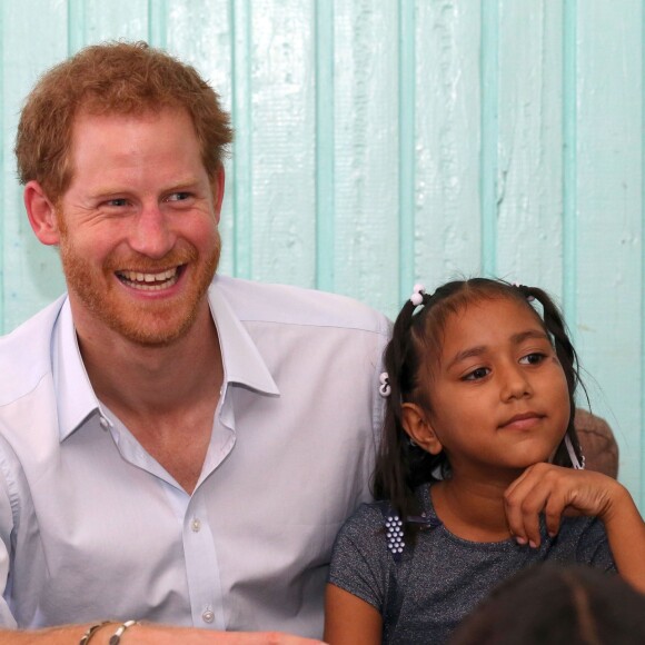 Le prince Harry visite le centre "Joshua House Children" en Guyane dans le cadre de son voyage aux Caraïbes à Georgetown le 4 décembre 2016