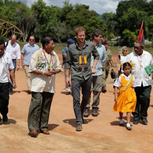 Le prince Harry en Guyane dans le cadre de son voyage aux Caraïbes visite le village de Surama le 3 décembre 2016