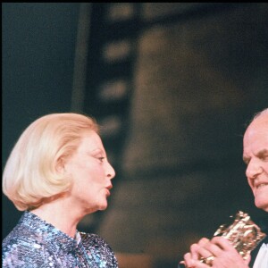 MICHELE MORGAN REMET UN CESAR D' HONNEUR A JEAN DELANNOY A LA CEREMONIE DES CESAR 1986.