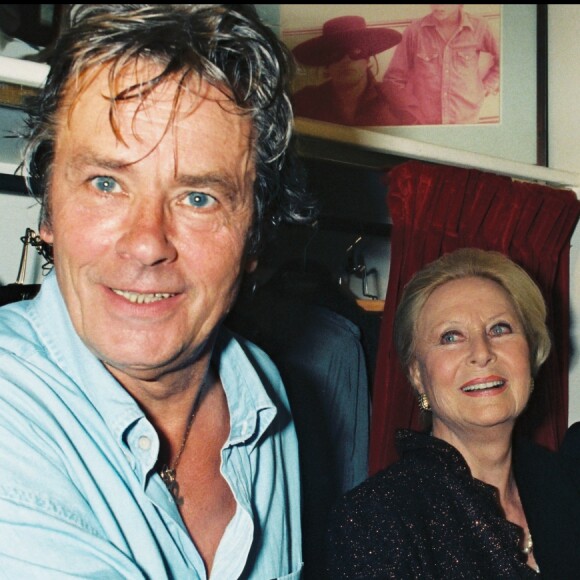 ALAIN DELON DANS SA LOGE DU THEATRE MARIGNY APRES LA GENERALE DE LA PIECE "VARIATIONS ENIGMATIQUES" AVEC MICHELE MORGAN ET GERARD OURY 08/10/1993 - Paris