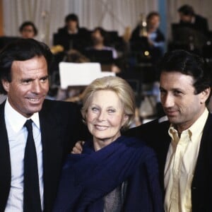 En France, à Paris, Julio IGLESIAS, Michèle MORGAN et Michel Drucker le 4 novembre 1988.