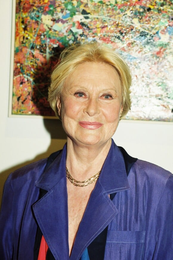 Michèle Morgan lors du vernissage de l'exposition des toiles de Michèle Morgan à la Galerie Kosky à Paris, le 10 mai 1999.
