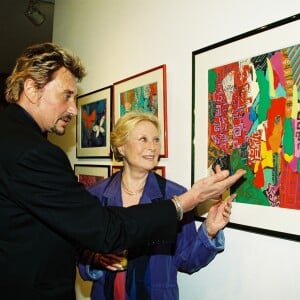 Johnny Hallyday, Michèle Morgan lors du vernissage de l'exposition des toiles de Michèle Morgan à la Galerie Kosky à Paris, le 10 mai 1999.