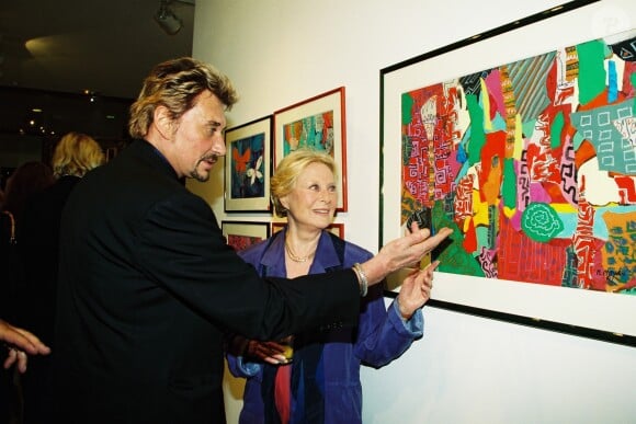 Johnny Hallyday, Michèle Morgan lors du vernissage de l'exposition des toiles de Michèle Morgan à la Galerie Kosky à Paris, le 10 mai 1999.
