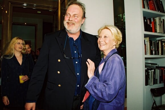Michèle Morgan et son fils Mike Marshall lors du vernissage de l'exposition des toiles de Michèle Morgan à la Galerie Kosky à Paris, le 10 mai 1999.
