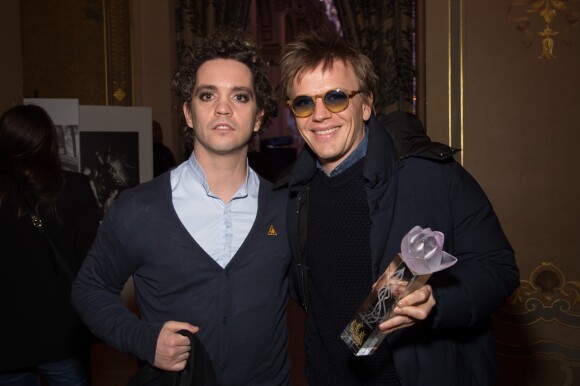 Bruno Sanches et Alex Lutz posent avec leur prix - 21ème Cérémonie des Lauriers de la Radio et de la Télévision à l'Hôtel de Ville de Paris le 8 février 2016.