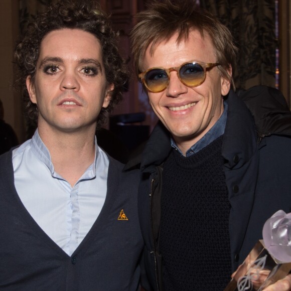 Bruno Sanches et Alex Lutz posent avec leur prix - 21ème Cérémonie des Lauriers de la Radio et de la Télévision à l'Hôtel de Ville de Paris le 8 février 2016.