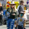 Hilary Duff emmène son fils Luca Comrie au Farmers Market à Studio City. Le petit Luca s'est fait maquiller le visage et a fait de l'escalade avec sa maman. Le 18 décembre 2016