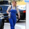 Exclusif - Hilary Duff se rend chez son dermatologue à Beverly Hills. Elle porte une salopette en jean, le 14 décembre 2016