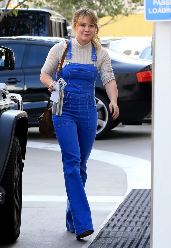 Exclusif - Hilary Duff se rend chez son dermatologue à Beverly Hills. Elle porte une salopette en jean, le 14 décembre 2016