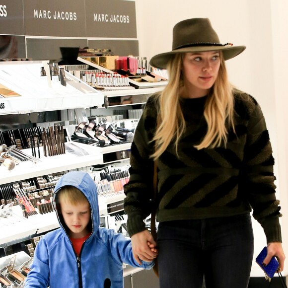 Hilary Duff fait du shopping avec son fils Luca à Beverly Hills, le 13 décembre 2016.