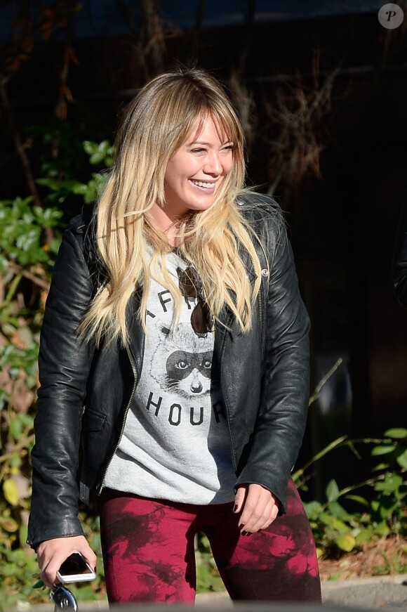 Exclusif - Hilary Duff est prise d'un fou rire lors d'une après-midi avec ses amies à Los Angeles le 8 décembre 2016.