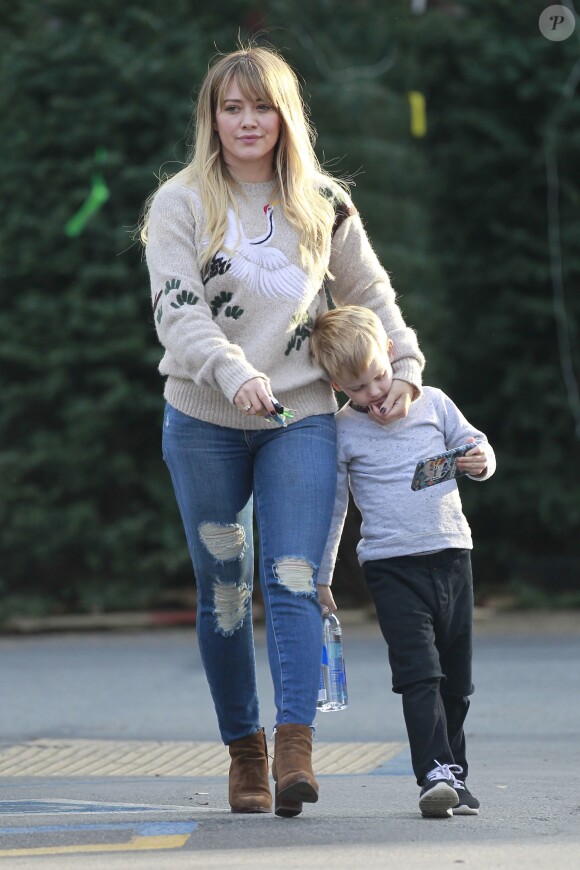 Exclusif - Hilary Duff va faire des courses avec son fils Lucas à Studio City. Los Angeles, le 7 décembre 2016. © CPA/Bestimage