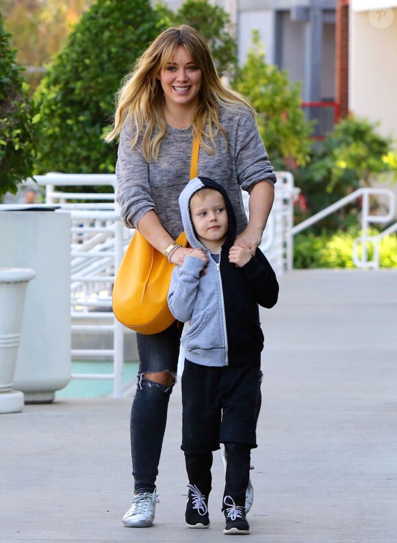 Hilary Duff et son fils Luca se rendent chez Starbucks à Beverly Hills, le 28 novembre 2016.