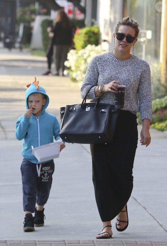 Merci de flouter le visage des enfants avant publication - Hilary Duff et son fils Lucas vont diner à Studio City. Los Angeles, le 16 novembre 2016.
