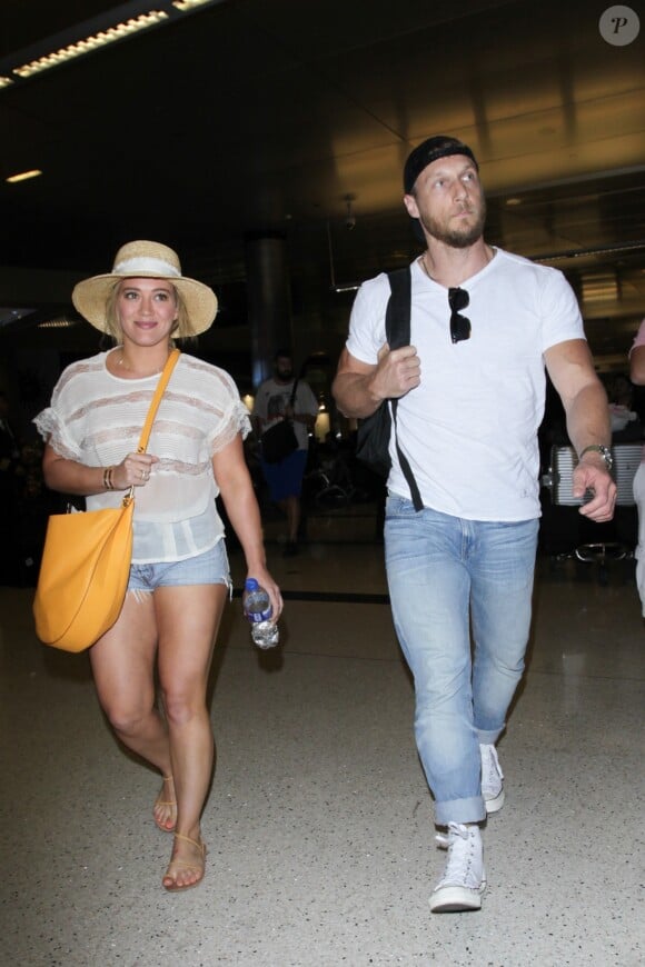 Hilary Duff et son compagnon Jason Walsh arrivent à l'aéroport Lax de Los Angeles le 14 novembre 2016