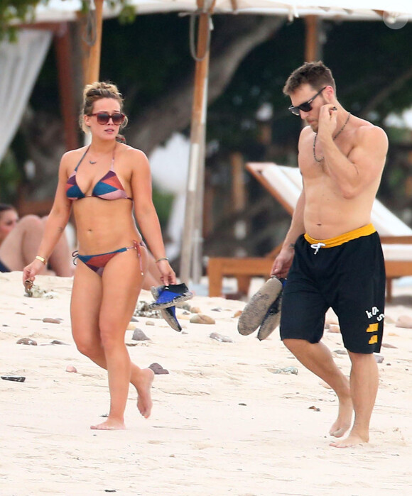 Exclusif - Hilary Duff profite d'une belle journée ensoleillée avec son compagnon Jason Walsh sur une plage de Puerto Vallarta au Mexique, le 11 novembre 2016