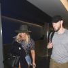 Hilary Duff et son compagnon Jason Walsh à l'aéroport Lax de Los Angeles le 10 novembre 2016 © CPA / Bestimage