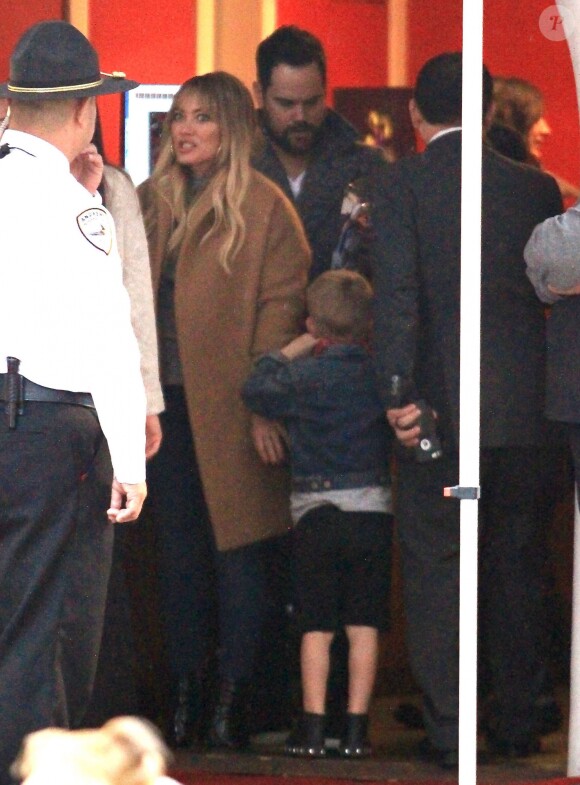 Hilary Duff visite la maison du père Noël avec son mari Mike Comrie et son fils Luca à The Grove à Los Angeles, le 15 décembre 2016
