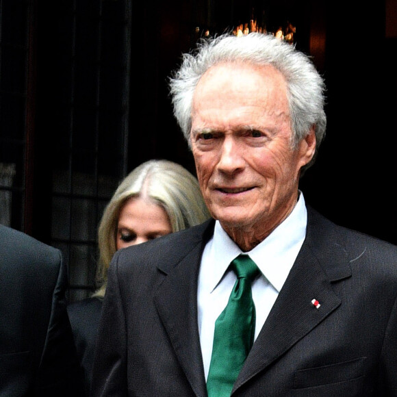Clint Eastwood, en costume, quitte un hôtel de New York le 6 septembre 2016.