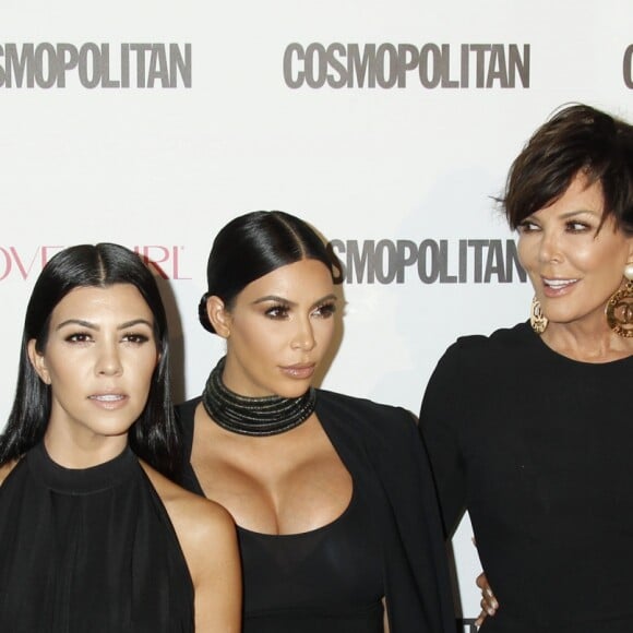 Kris Jenner entourée de ses filles Khloé Kardashian, Kourtney Kardashian, Kim Kardashian, enceinte, Kylie Jenner à la soirée du 50ème anniversaire de la revue féminine 'Cosmopolitan' au Ysabel à West Hollywood, le 12 octobre 2015.