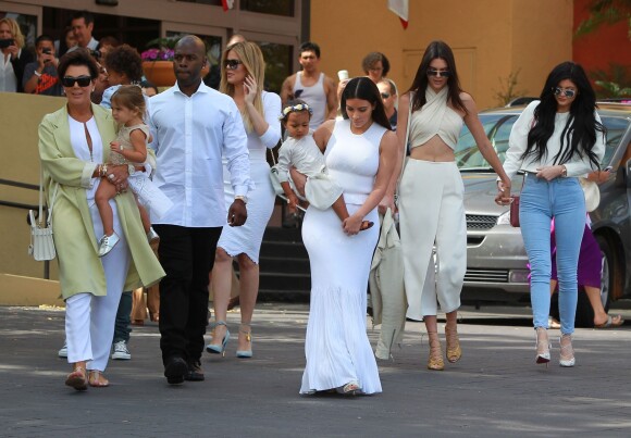 Kris Jenner, sa petite-fille Penelope, Corey Gamble, Khloe Kardashian; Kim Kardashian et sa fille North, Kendall et sa soeur Kylie Jenner à la messe de Pâques à Calabasas. Le 5 avril 2015