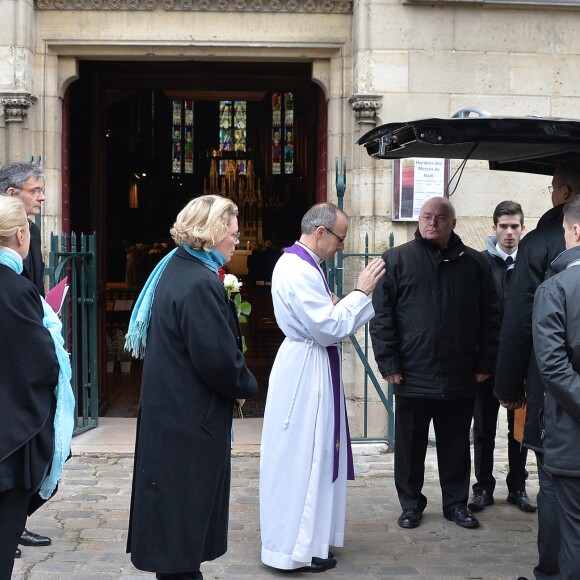 Exclusif - Brigitte Fossey et sa fille Marie aux obsèques de Marcelle Feuillade (mère de Brigitte Fossey) en l'Eglise de Notre Dame de Boulogne Billancourt le 23 décembre 2016.