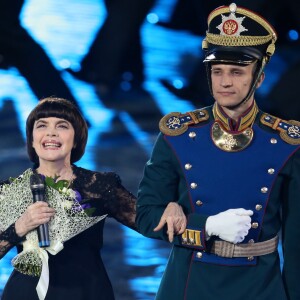 Mireille Mathieu pendant la clôture du 9ème festival international de musique militaire "Tour Spasskaïa" sur la place rouge à Moscou, Russie, le 4 septembre 2016.