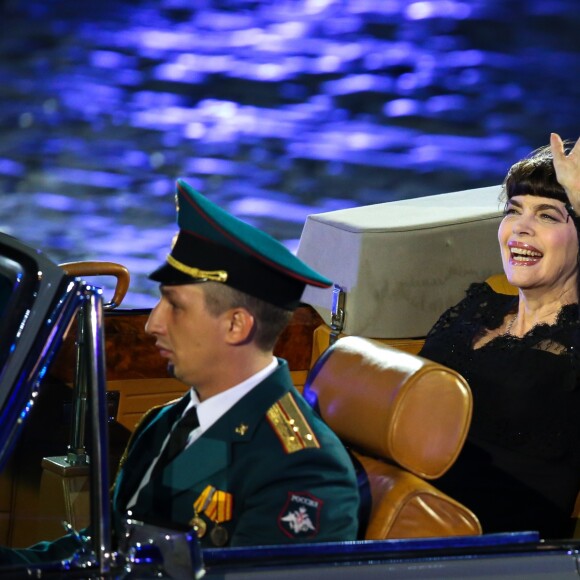 Mireille Mathieu participe à la cérémonie de clôture du 9ème Festival international de musique militaire Tour Spasskaïa, place Rouge à Moscou, le 4 septembre 2016.