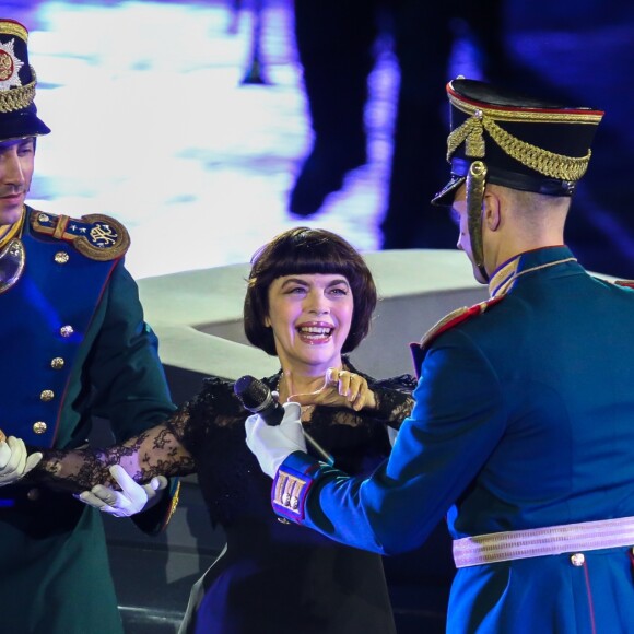 Mireille Mathieu participe à la cérémonie de clôture du 9ème Festival international de musique militaire Tour Spasskaïa, place Rouge à Moscou, le 4 septembre 2016.