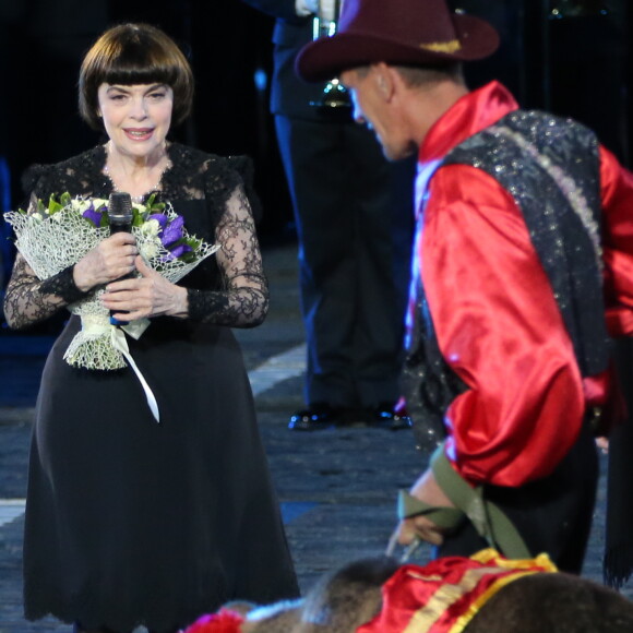 Mireille Mathieu pendant la clôture du 9ème festival international de musique militaire "Tour Spasskaïa" sur la place rouge à Moscou, Russie, le 4 septembre 2016.