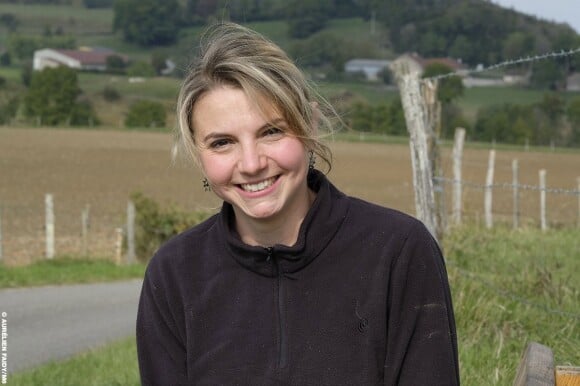 Nathalie, 27 ans, éleveuse de vaches et de chèvres pour le fromage en Bourgogne – Franche Comté. Candidate de "L'amour est dans le pré 2017". 