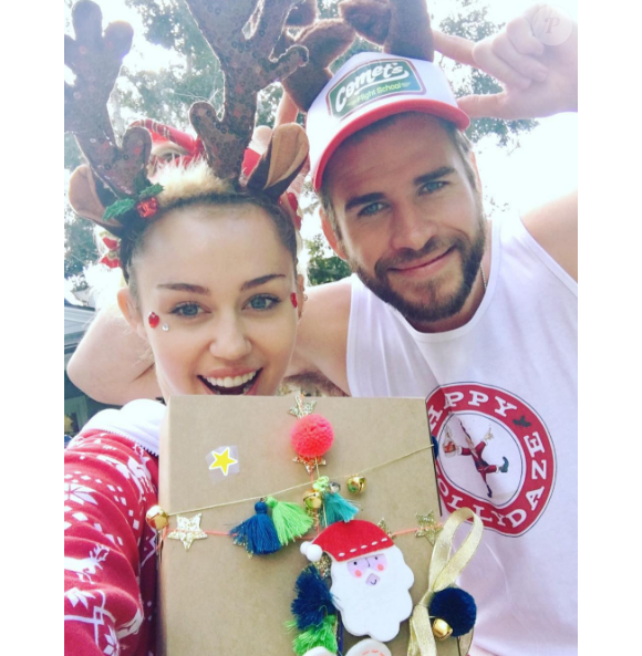 Miley Cyrus et Liam Hemsworth affichent leur amour pour fêter Noël. Photo postée sur Instagram le 25 décembre 2016.