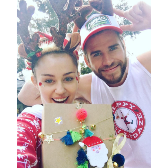 Miley Cyrus et Liam Hemsworth affichent leur amour pour fêter Noël. Photo postée sur Instagram le 25 décembre 2016.