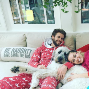 Miley Cyrus et Liam Hemsworth affichent leur amour pour fêter Noël. Photo postée sur Instagram le 25 décembre 2016
