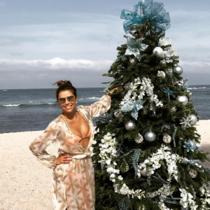 Eva Longoria en bikini pour fêter Noël. Photo postée sur Instagram le 25 décembre 2016.