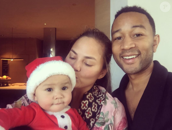 John Legend et Chrissy Teigen fêtent leur premier Noël avec leur petite Luna. Photo postée sur Instagram le 25 décembre 2016.