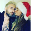 Behati Prinsloo et Adam Levine amouruex pour fêter Noël 2016. Photo postée sur Instagram le 25 décembre 2016.