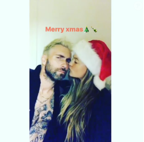Behati Prinsloo et Adam Levine amouruex pour fêter Noël 2016. Photo postée sur Instagram le 25 décembre 2016.