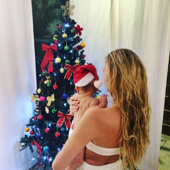 Candice Swanepoel passe son premier Noël avec son fils Anacã. Photo postée sur Instagram le 25 décembre 2016.