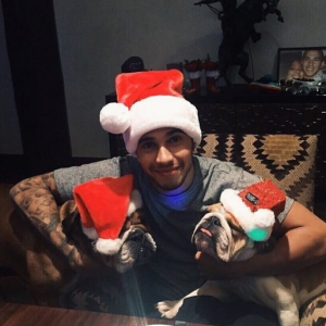 Lewis Hamilton fête Noël avec ses chiens. Photo postée sur Instagram le 25 décembre 2016.