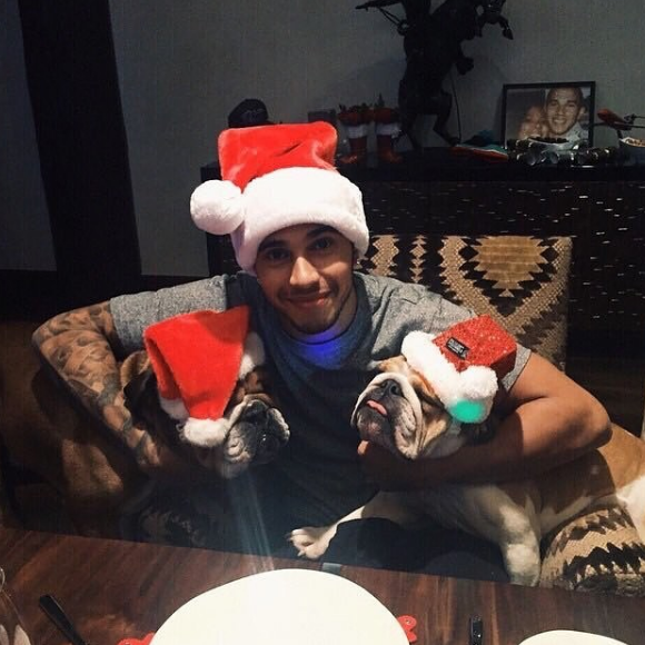 Lewis Hamilton fête Noël avec ses chiens. Photo postée sur Instagram le 25 décembre 2016.