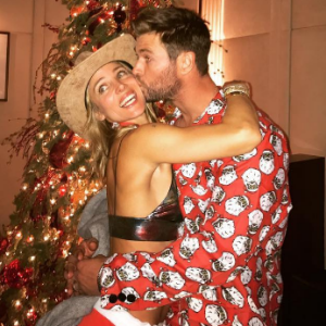 Elsa Pataky et Chris Hemsworth amoureux pour fêter Noël 2016. Photo postée sur Instagram le 25 décembre 2016.